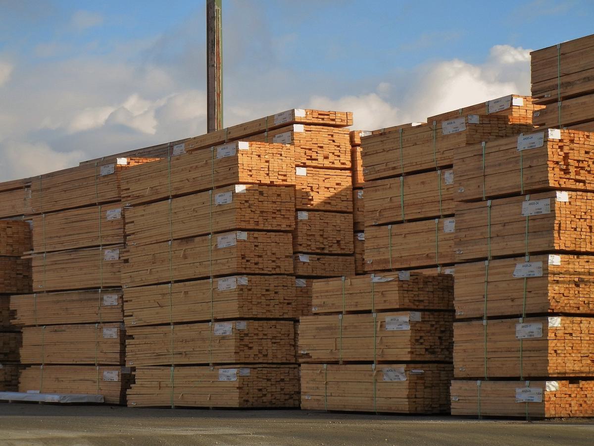 Lumber prices rise as Fed signals support construction demand