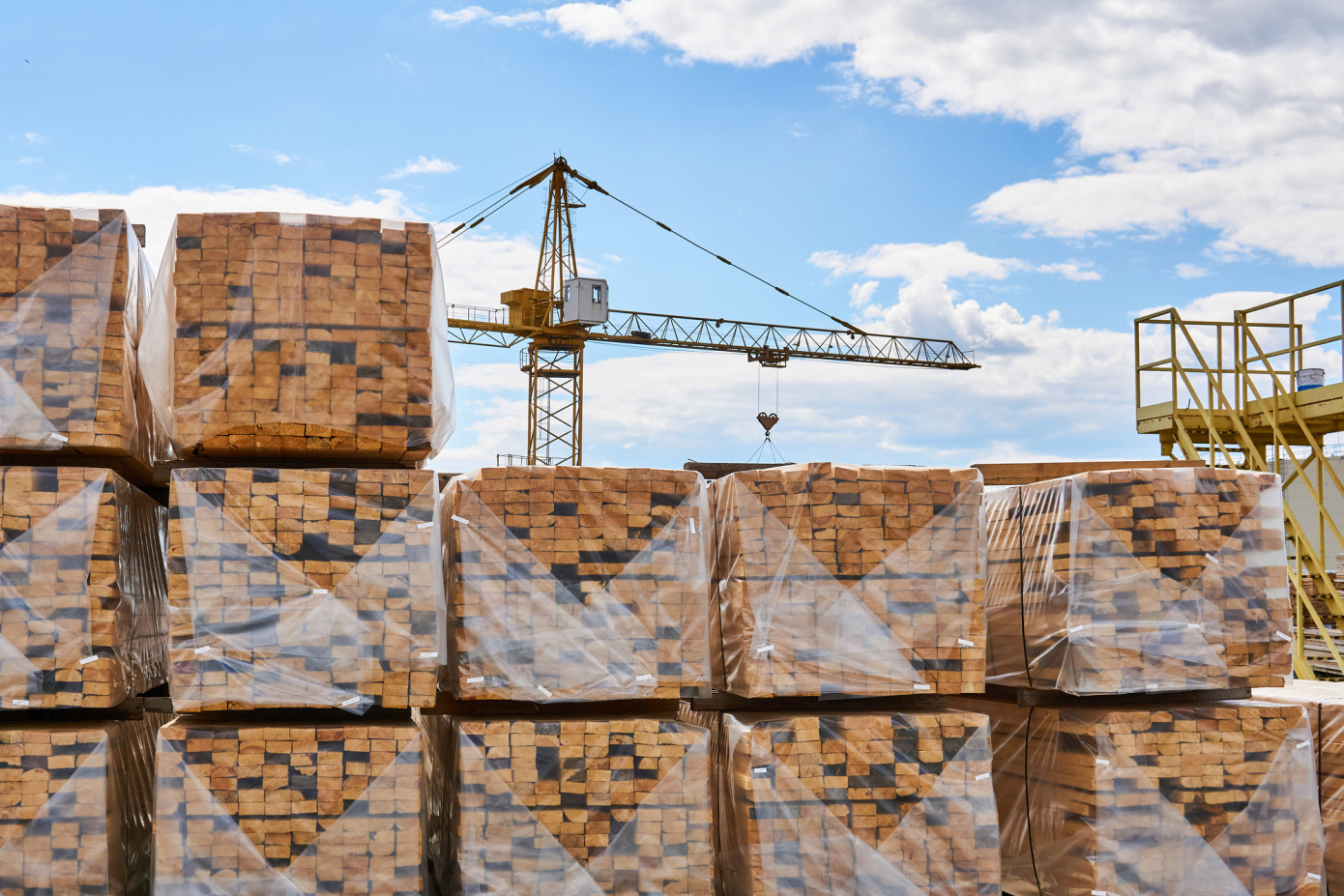 Lumber prices fall below $580 as tariff deal hopes collapse